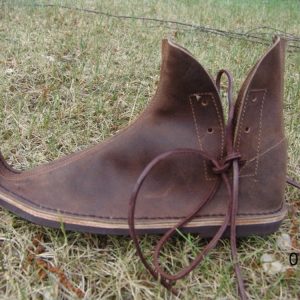 016 Schnabelschuh aus Nubukleder