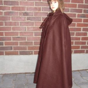 16013 Kinderwollumhang mit handgenähter Stickerei