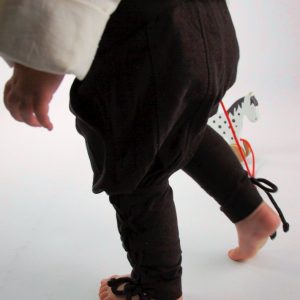 13081 Jungshose mit Beinschnürung „Jecklein“