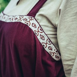 7827 Überkleid „Halla“- handgestickte Bordüre